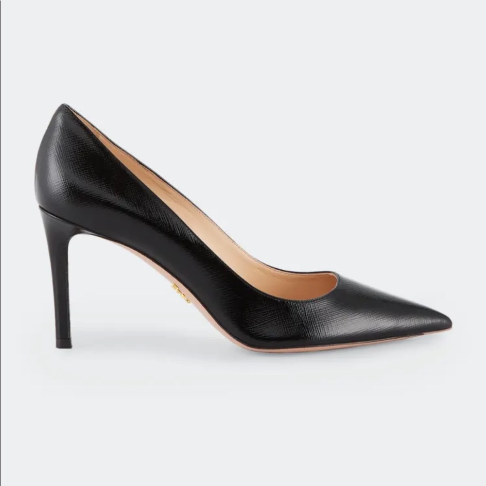 Good condition!
100% Authentic Prada shoes size 39